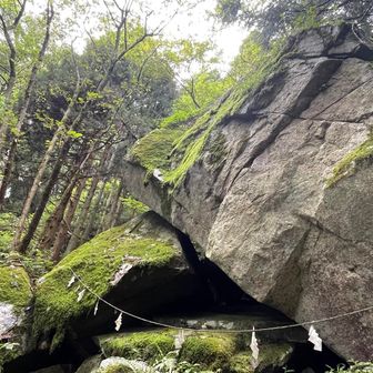 大神岩
大国主命（オオクニヌシノミコト）の琴が眠るという伝承がある巨大な岩です