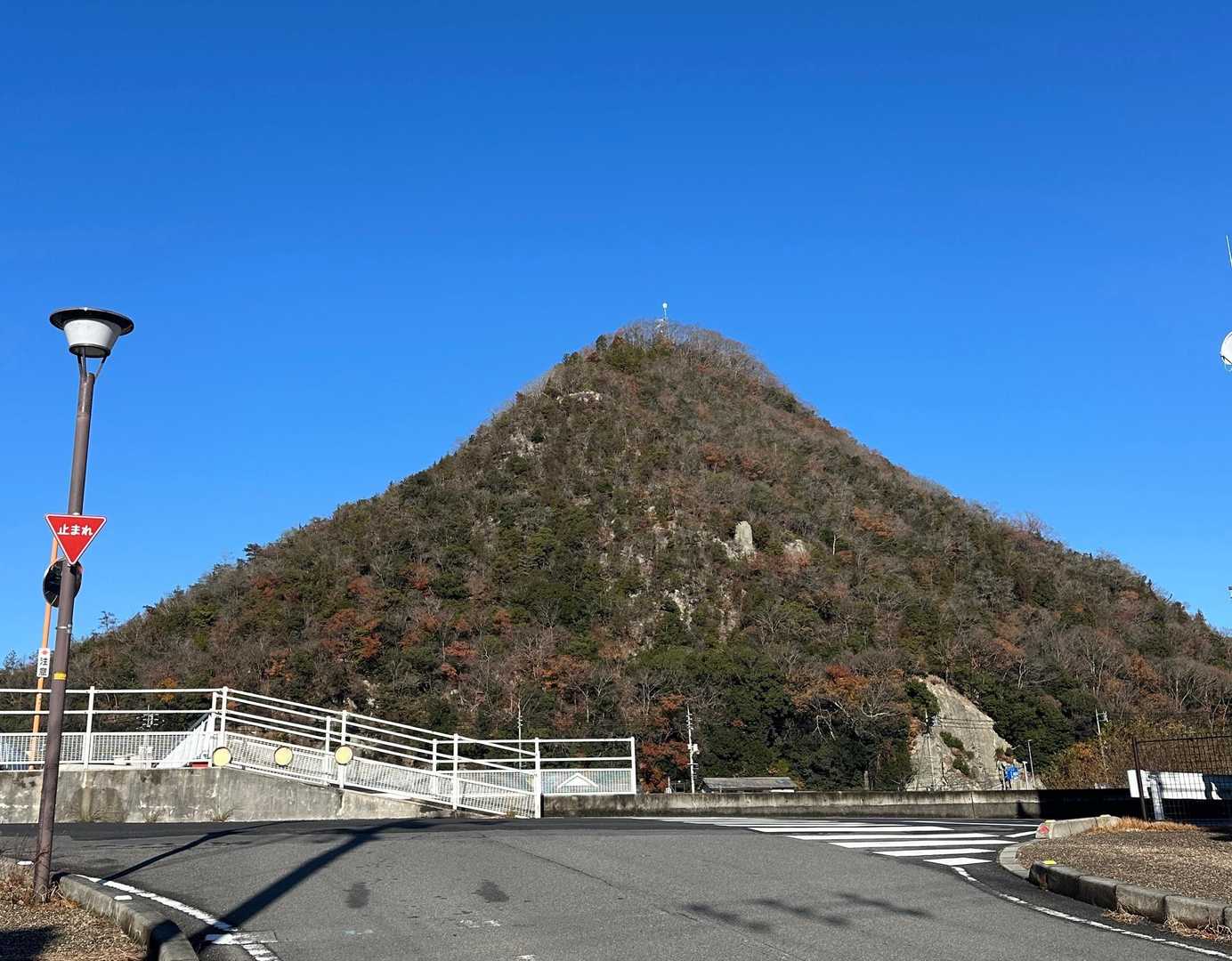 新幹線と山陽本線を乗り継ぎ和気駅に降り立つと、秀麗な和気富士が目に飛び込んできた😍

ワクワク感いっぱい登山口へ向かいます🎶