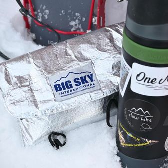 風弱いのでゆっくり休憩🍚
ジップロックにカレーメシ入れてきて、保温バッグ使って食べてみた。かさばらなくて良い。冷めなくて良い。がしかし、ジップロックのサイズが大きかったのとスプーンが短くて手がカレー臭くなった。手袋もカレー臭くなった。美味しかったけど食べるの面倒くさかった。
結論、カレーメシはもう少し暖かくなってからにしよう🍛