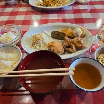 ビールで酔っ払って寝てたら少し夕食の時間遅れてしまった💦
ワインサービスありがたい