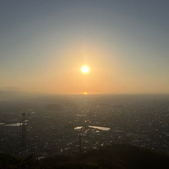 黄砂でしょうか!? 町が黄色でした。