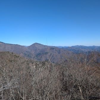 中央やや左のでっぱりが雁ヶ腹摺山。