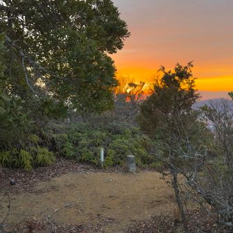 山頂はこんな☺️
3方向くらい展望スポットがあります。
良い感じの山頂だと思います。
