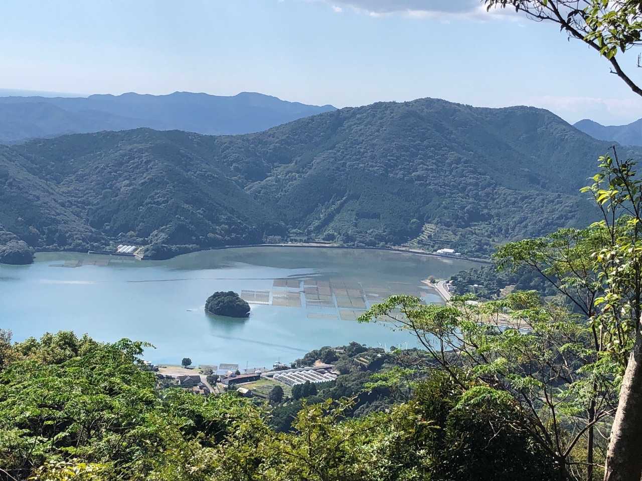 海苔の養殖かな？
山の奥からでえたらぼっちが出てきそう😂
