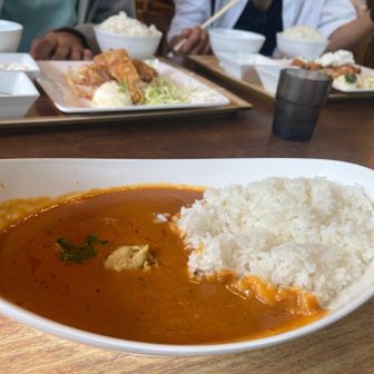 バターチキンカレー　奥に山賊焼