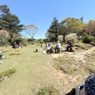 展望広場で憩う人々。松本からの親切な男性たちも。