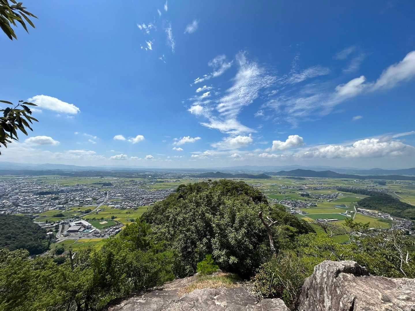 山頂からの景色

最初に間違えた道とは打って変わって超平穏な登山道を進み山頂へ到着✨
眺望は抜群！しかも貸切✌️