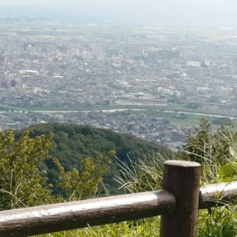 小矢部川の蛇行とか見えます。