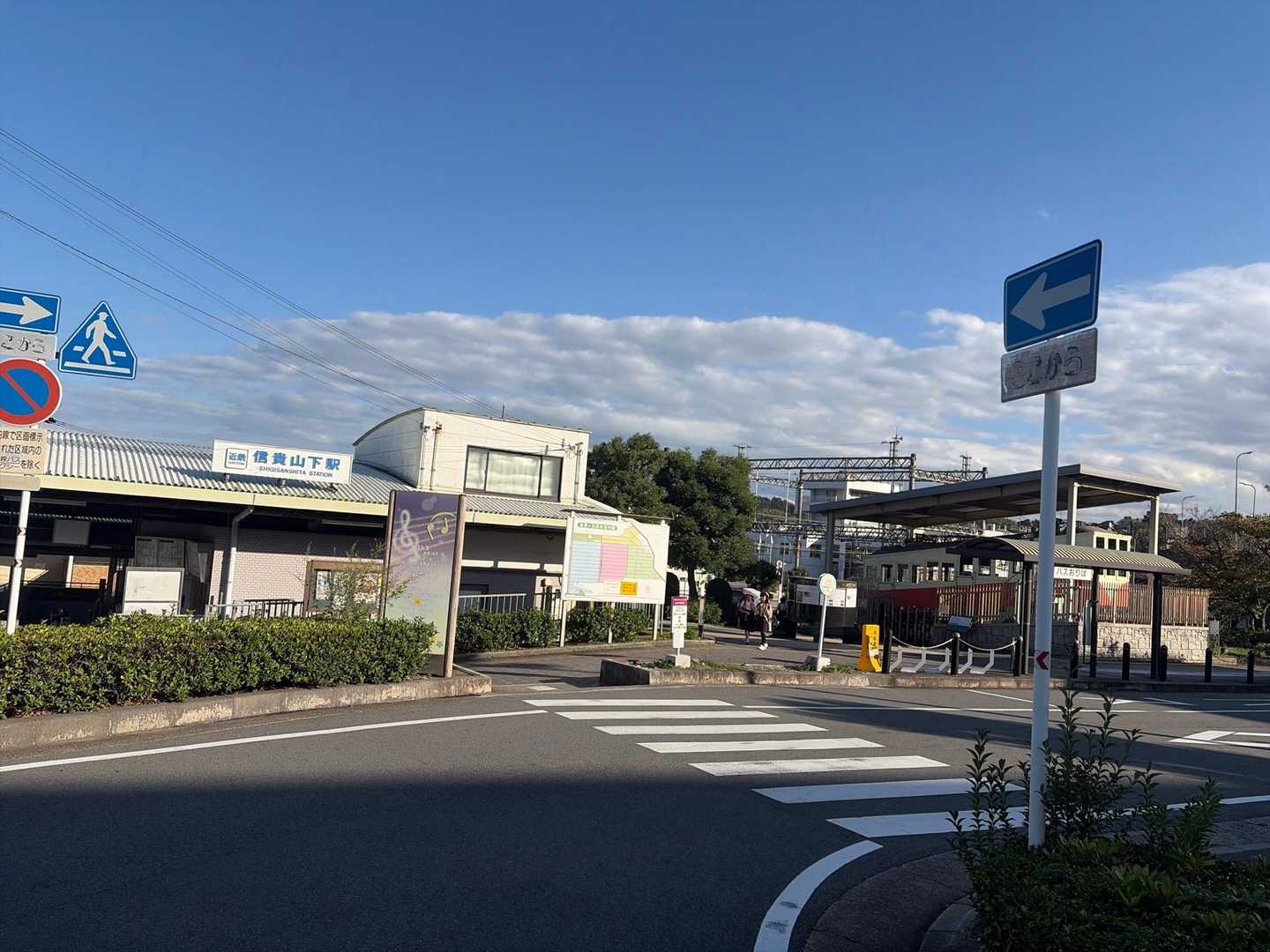 信貴山下駅(右側にケーブルカー展示)