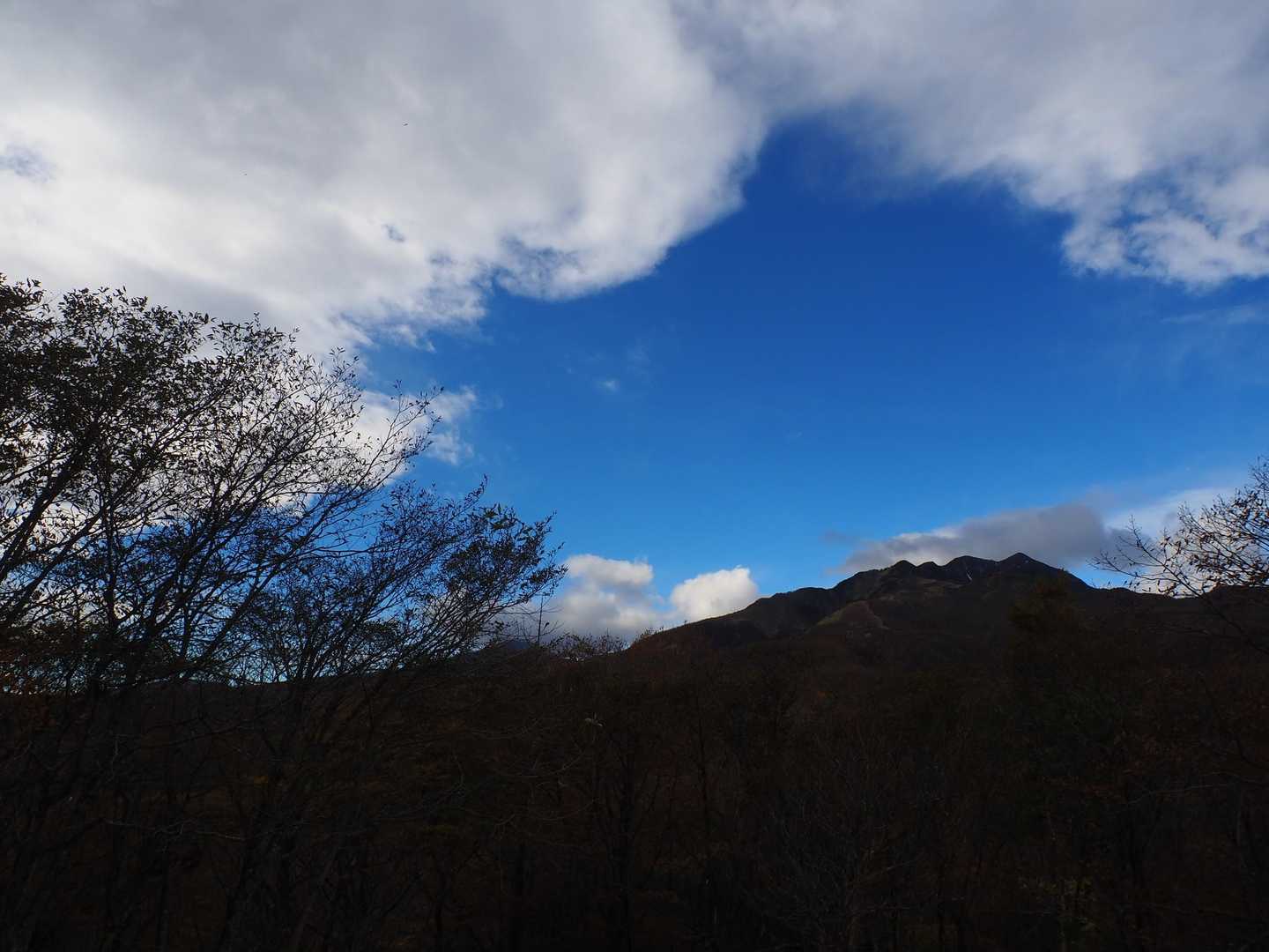 どんどん晴れ間と、風…