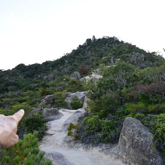 この辺も岩場で滑りやすいので、足元注意です。