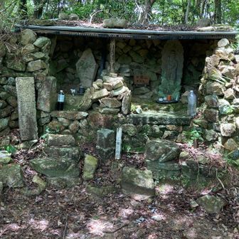 岩倉山山頂、三角点

来山名の通り「神が座す磐座（いわくら）」に由来するとされています。祠の内部: 向かって右側に「不動明王像」、左側に「天照大神」の木札や石碑が祀られています。三等三角点: 祠の目の前にある白い標柱の場所には、「小林（おばやし）」と呼ばれる三等三角点が設置されています。
