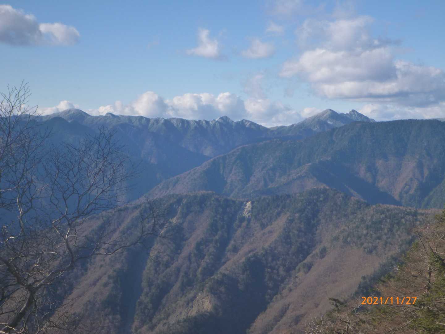 深南部の山々、右の双耳峰は池口岳⛰️