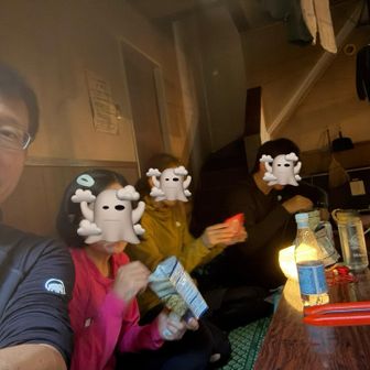 マットの上にテーブル跨いで4人並んで夕食食べました🤭