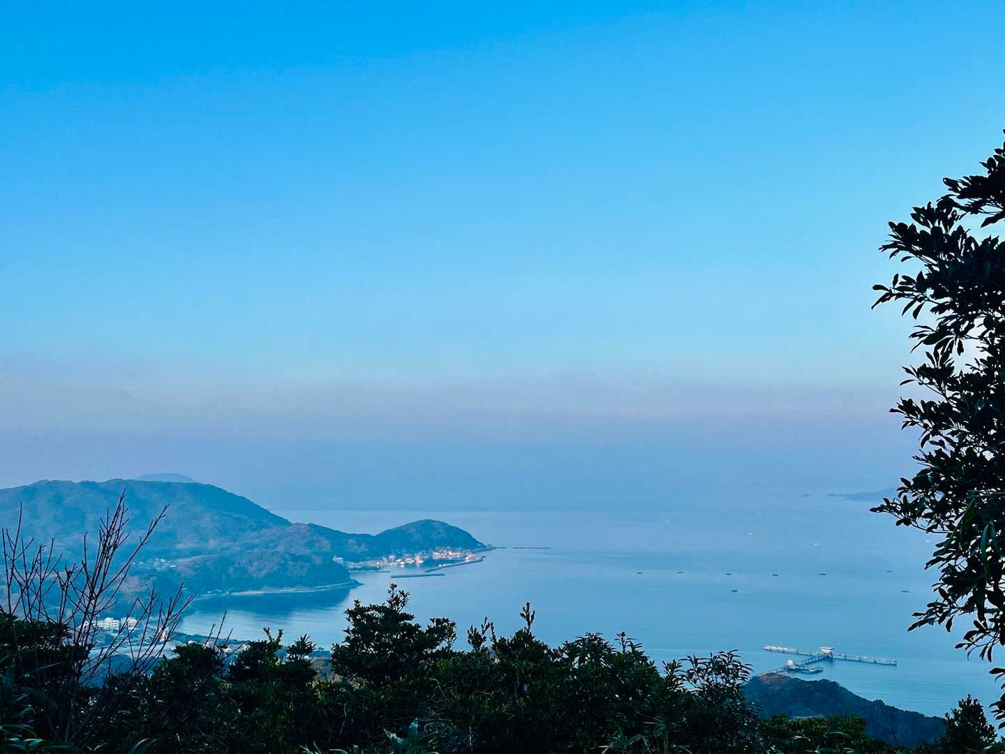 おだやかな遠景

春みたいな気候

深く深く
息を吸い込み

シアワセ。

そう
呟く
