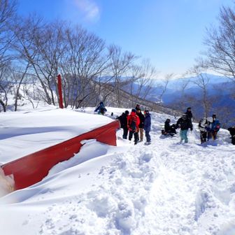熊穴沢避難小屋
ここからドロップするBCの方達で一杯