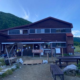 大きな山小屋ですね
