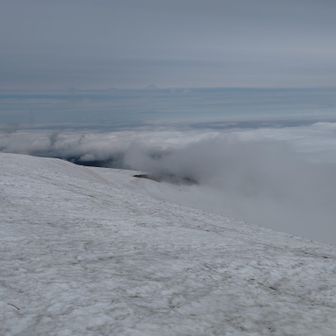 8合目に伸びる稜線の、東斜面は残雪と雲海の真っ白世界。大雪城と言う場所なんだそうです。