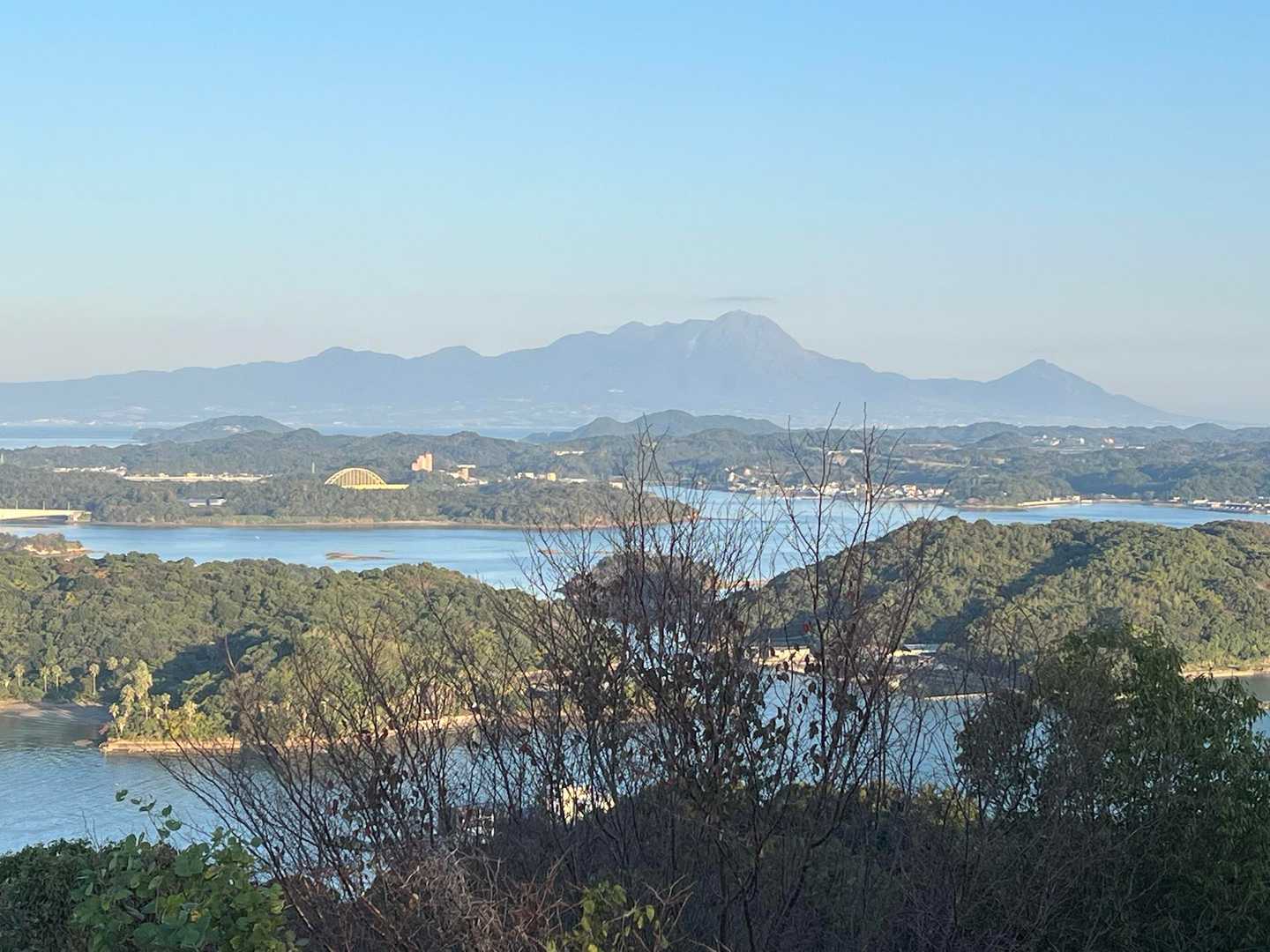 島並み越しに雲仙普賢岳も見えてます