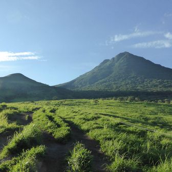 正面登山口から草原と