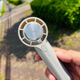 一般道は日差しが暑いです！
で、これの出番🎐
この前のグランベリーパークで買った
ミニファン🌀
小型で冷却機能もあって、効果抜群✨