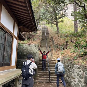 長い階段を登ります。元気いっはいのRockyさん。