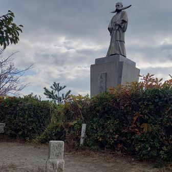 最後のランドマークは髭が真横に伸びて凄い長岡外史は、周防国都濃郡末武村（現山口県下松市）出身の明治、大正期の陸軍軍人、衆議院議員。陸軍大本営参謀次長、陸軍師団長なども務めた。衆議院議員当選後は航空の発展にも尽力したそうである