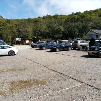 樽前山7合目駐車場。係員さんが駐車案内をしていた