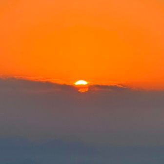 山頂から　のぶさんが　降りてきて
お話ししました。
山頂では　太陽出なかったそうです。