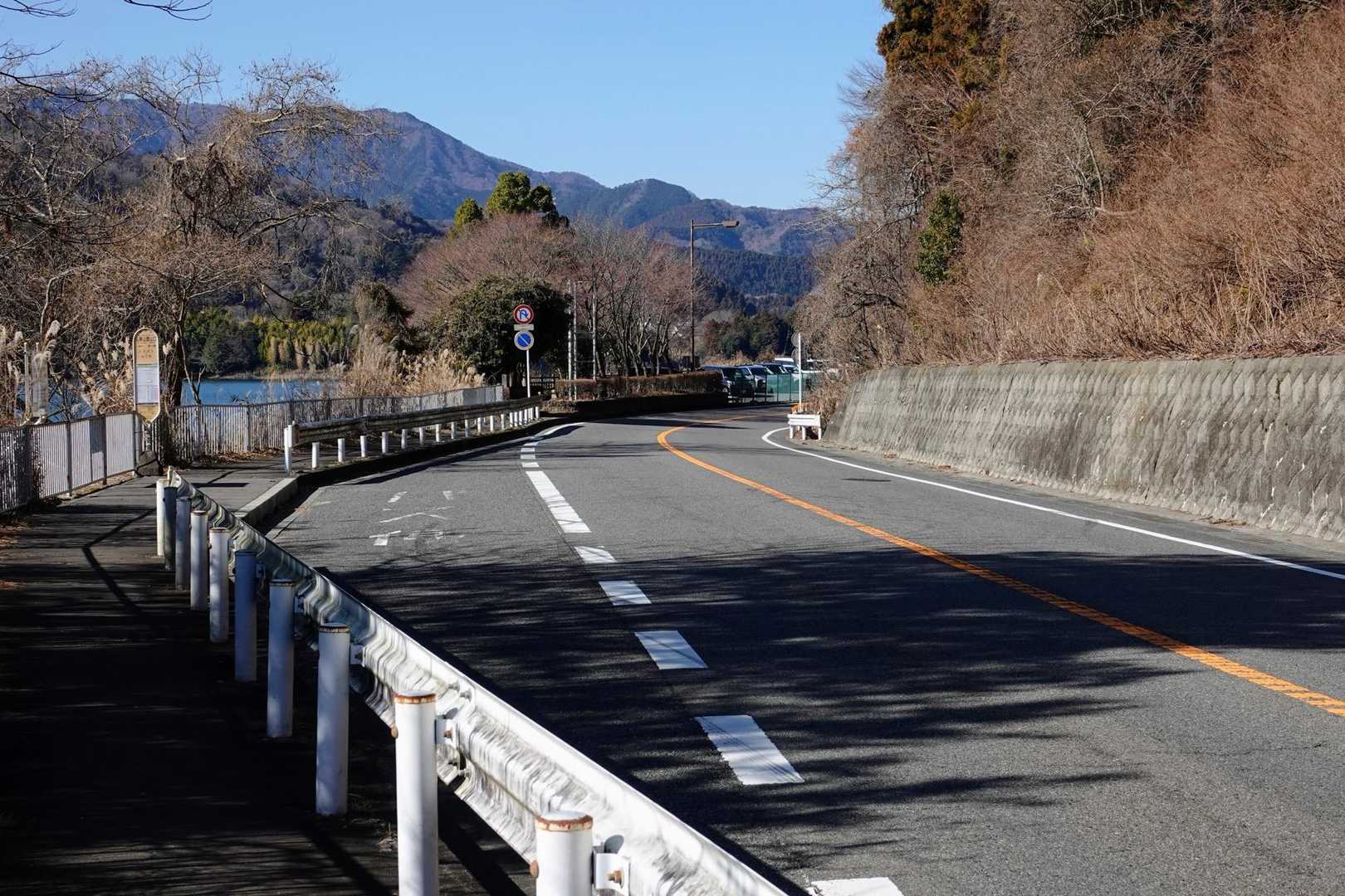 道路を横切り少し歩くと駐車場🅿️
8時〜17時迄利用可　無料　
ただしトイレは無

手前にバス停🚌
本厚木駅から宮ヶ瀬行
ここで降ります😃