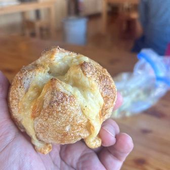 北杜市のゼルコバで買ったチーズカンパーニュをおやつで食べます🤤