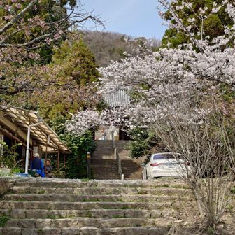 山門下には昔ながらの茶店あり。