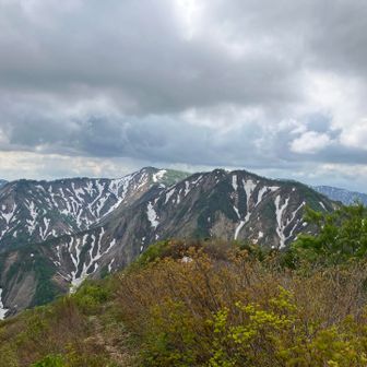 奥が五剣谷岳　その手間が銀太郎山
ここからまた1時間ちょいかかる