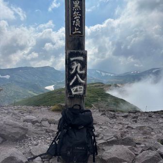 ヘトヘトで、見えるお山の名前を確認することもなく、時間に追われて山頂をあとにした