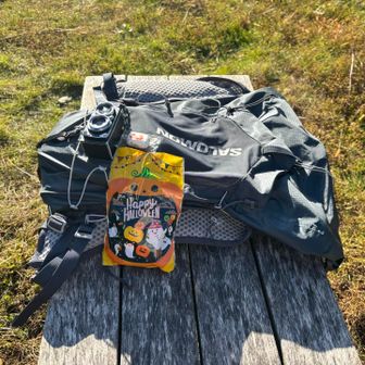 ベンチに座り少々休憩。
昨日職場でもらったハロウィンのお菓子を食べました🎃