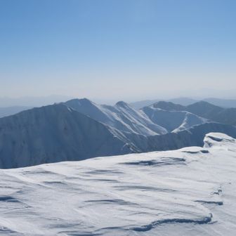 手前にオジカ沢ノ頭と、その奥に被って俎嵓～川棚の頭～小出俣山～かな