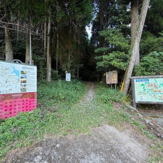 キャンプ場の手前が登山口