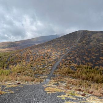 次に目指す上双子山
急斜面の登山道が見えます。