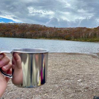 止まるとちょっと涼しい。
小沼を眺めながら、のんびりティータイム☕️