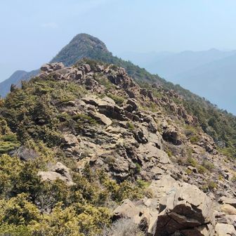 メインディッシュの東赤石山🪨
まだまだ岩場が続く。