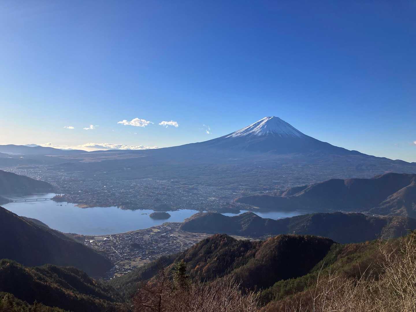 テラスからのドーン。日の出目当てでの方達は下山したので、ほぼ貸切😁