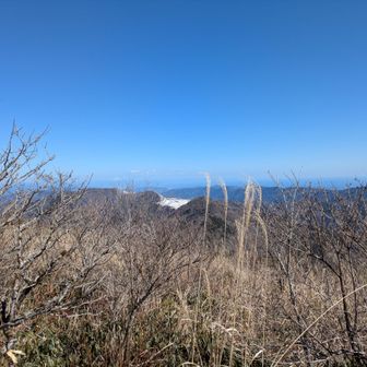 不入から見えた白い石灰石の露天掘り鉱山。その日のうちに両側から見る私。