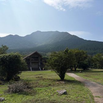 キャンプ場から九千部岳を望む