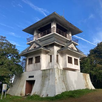 山頂の展望台。昔は賑わっていたのかな？