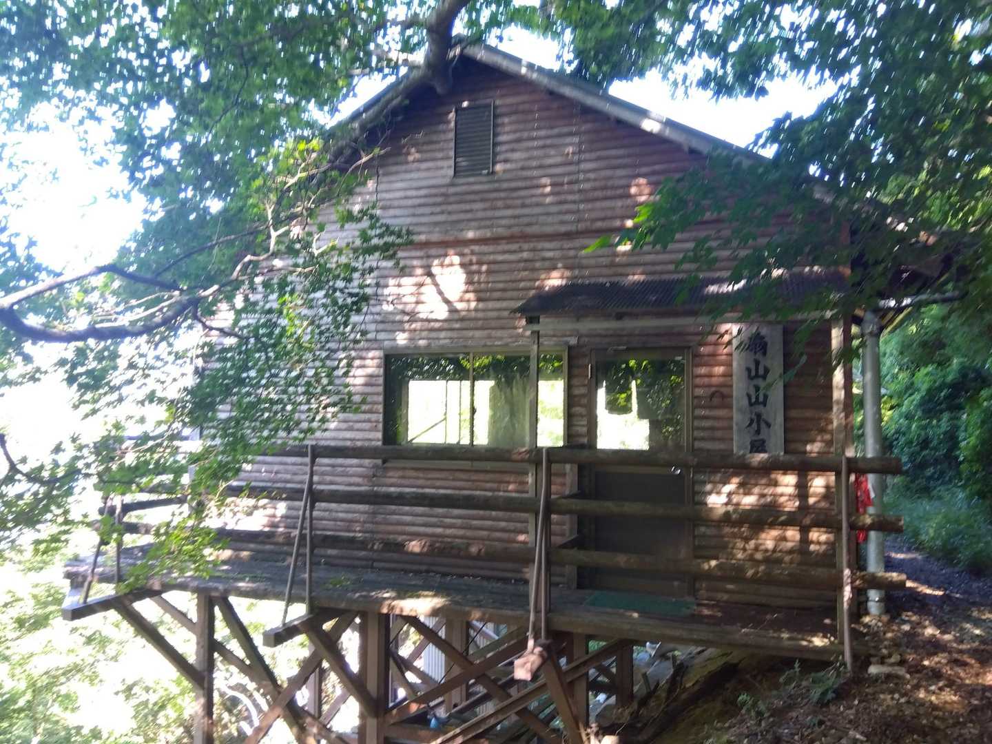 扇山山小屋に到着。
斜面に建ったカッコイイ山小屋ですね。初めて実物見て感動です。