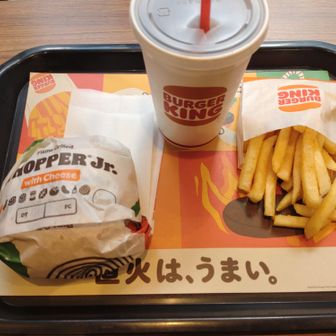 大阪市 BURGER KINGでお昼にします。チェーン店しかよう入りません🤭
隣のおっちゃんはバーガー2つ。暴食やな😁 
でも僕より歳上か歳下か分からん🤭
最近初対面の女性に干支は何ですか？と聞かれて🐕️と答えたら、じゃあ同い年ですねと言われたけど、ひと回り上やで🥹