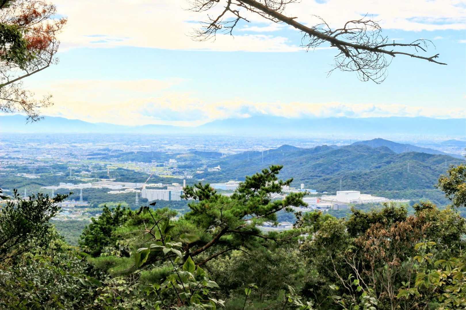 　この山頂から望めた西側の景色。
　正面の奥に見える山は伊吹山で、その左側の山塊は養老山地の北部と考えられた。

         ［撮影倍率：62mm(35mm版換算)］