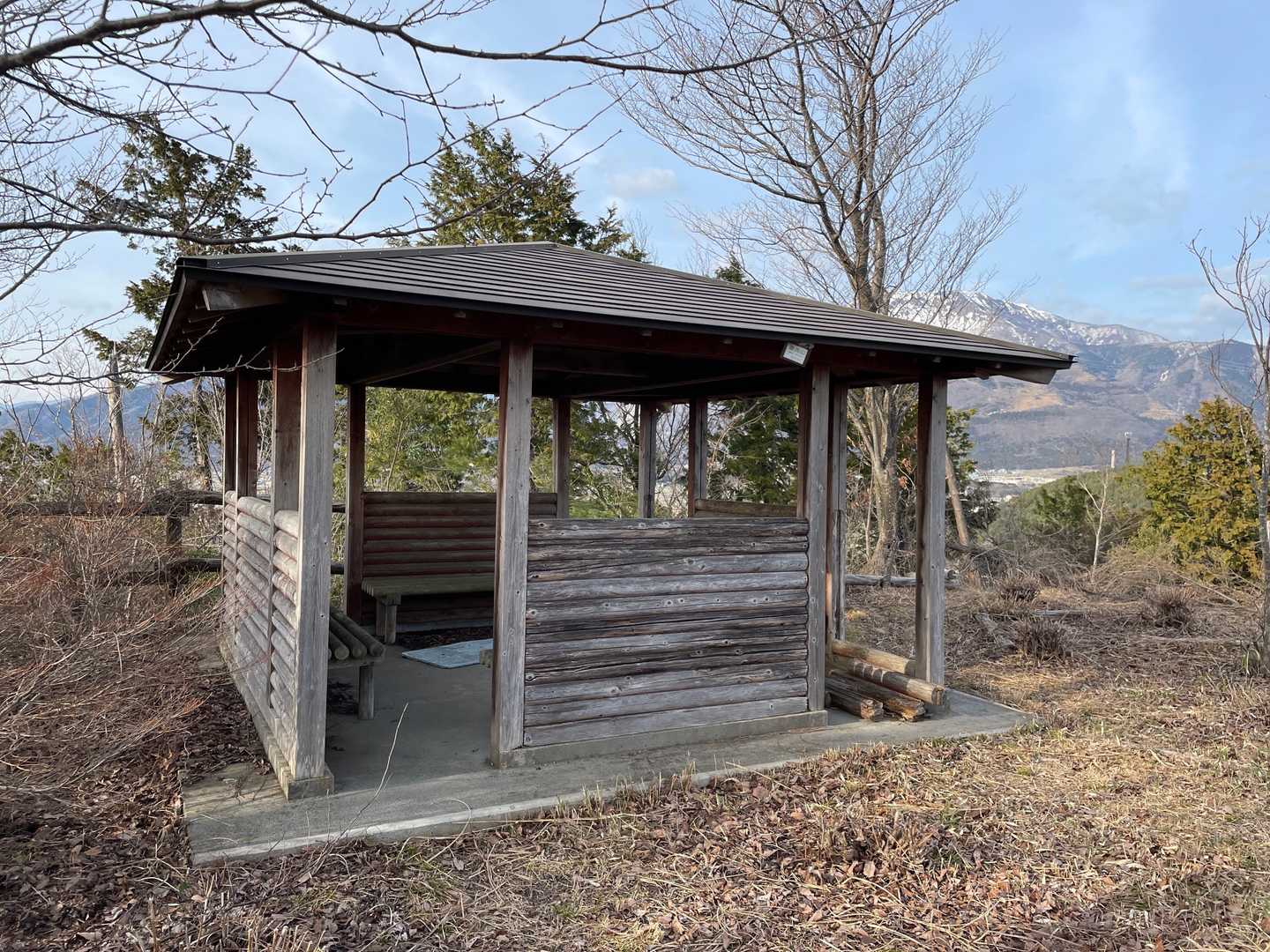 源氏山⛰山頂到着！東家がありました