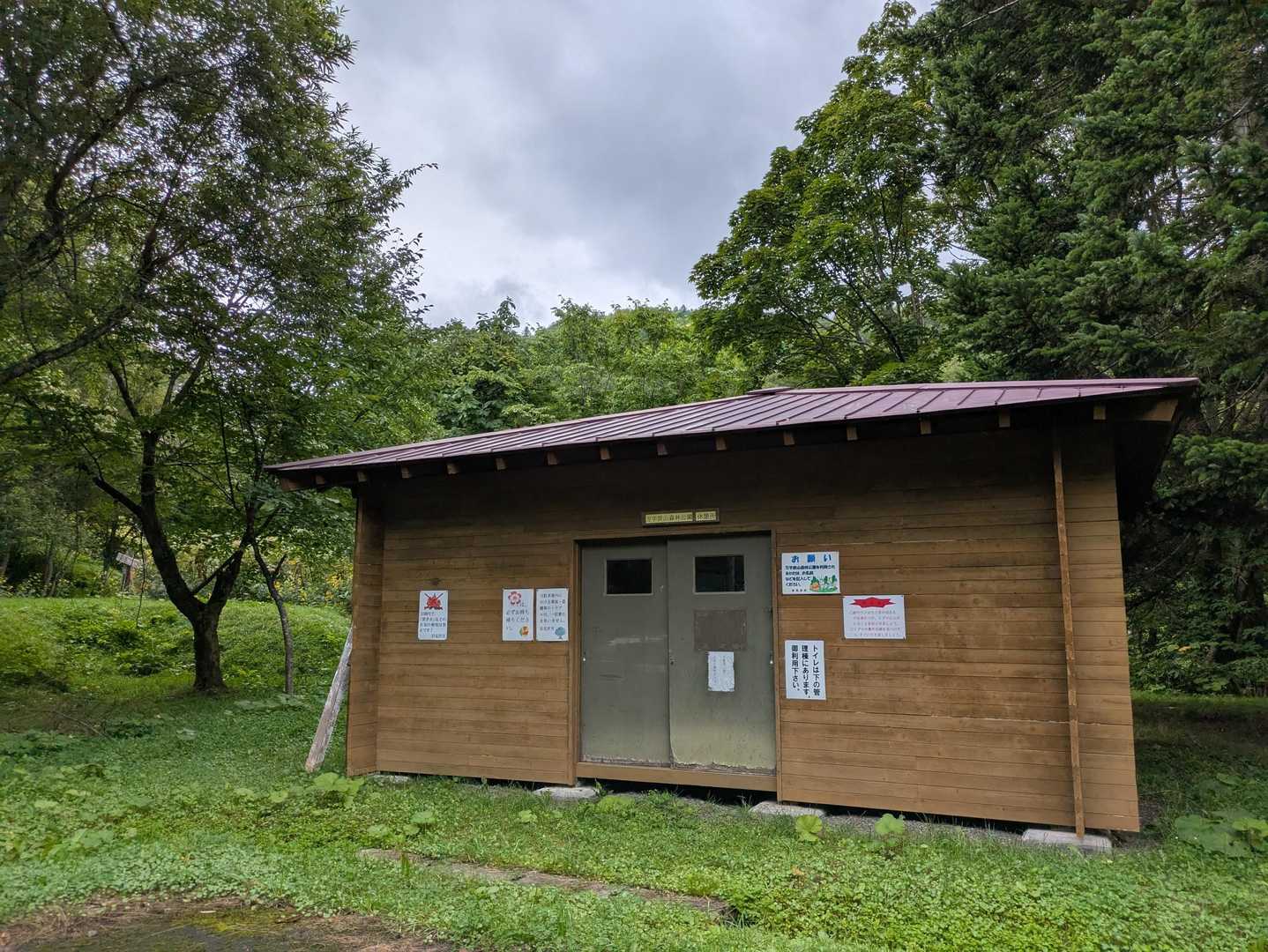 小屋です。
中にテーブルと椅子等色々ありました（笑）