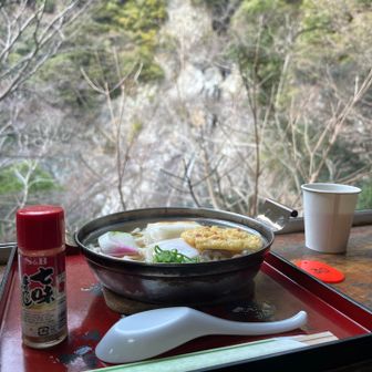 雄滝を見ながら鍋焼きうどん🍲
お腹が空いていたようで沁み渡る。お餅や卵が入っていてとても美味しかったです。¥880
また来よう。
